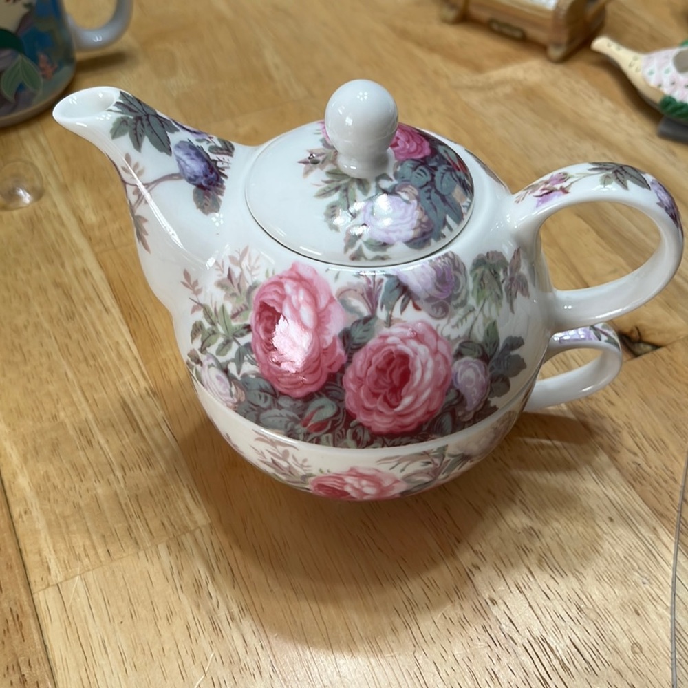 Unique Victoria and Albert Museum, London  Mini Teapot and Cup